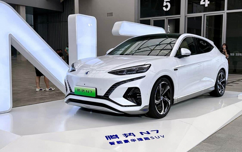 Детище BYD и Mercedes-Benz наконец представлено официально: кроссовер Denza N7 оказался гораздо дешевле, чем ожидалось