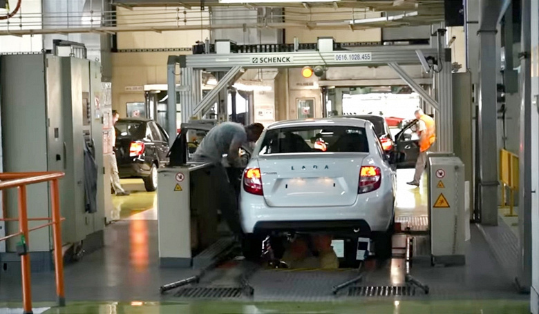 «Lada Granta — надежда и опора АвтоВАЗа. Только она сейчас сходит с конвейера в комплектном состоянии», — завод выпускает машины с ABS уже каждый день