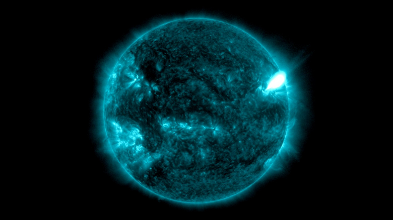 Мощная вспышка на Солнце вызвала отключение радиосвязи на Земле: видео