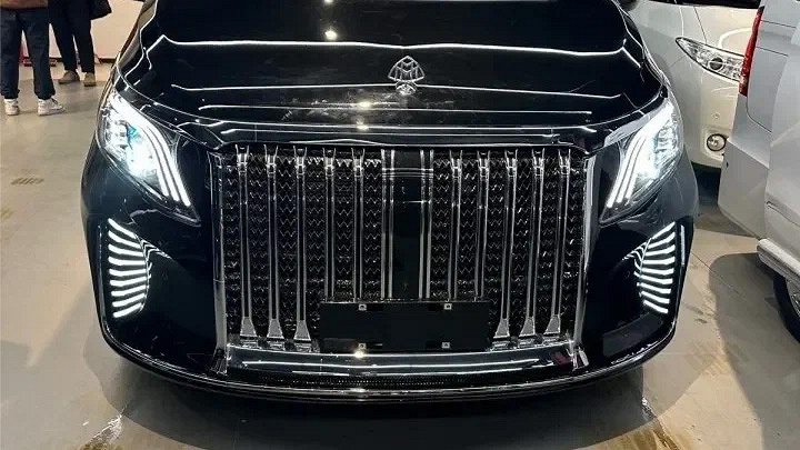 В России начали предлагать минивэны Mercedes V-класса с беспощадным китайским тюнингом. Посмотрите, как выглядят такие машины