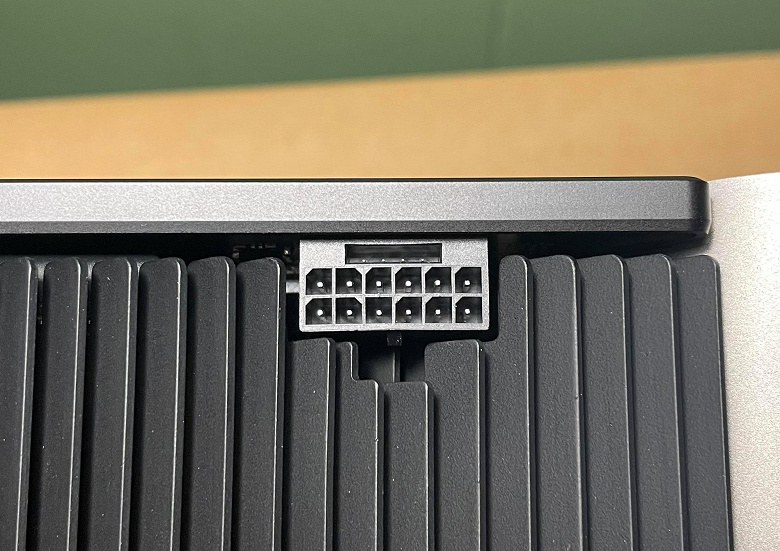 Спасибо, Nvidia, теперь GeForce RTX 4090 должна быть безопаснее. Новые адаптеры поставляются уже с обновлённым разъёмом питания 12VHPWR