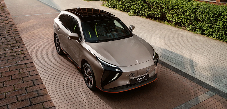 Стартовал приём заказов на российский электрический кроссовер Evolute i-Sky: объявлены розничная цена и цена с господдержкой