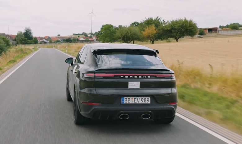 Это самый мощный серийный Porsche Cayenne. 700-сильный внедорожник впервые показали на видео