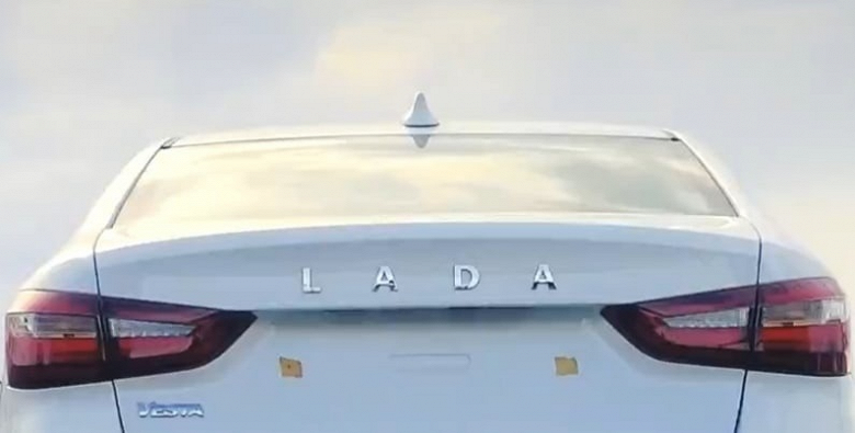 Все новые Lada Vesta NG являются некомплектными, белыми, с чёрной антенной. Появились новые фото