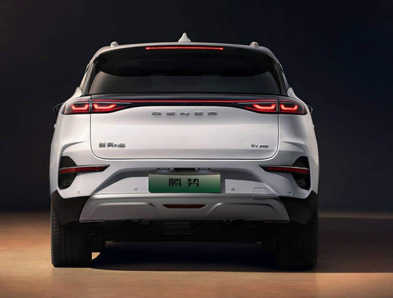 Габаритный аналог Nissan Pathfinder с полным приводом, 489 л.с. и запасом хода 1030 км. Представлен кроссовер BYD Denza N8