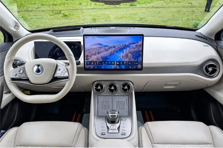 Габаритный аналог Nissan Pathfinder с полным приводом, 489 л.с. и запасом хода 1030 км. Представлен кроссовер BYD Denza N8