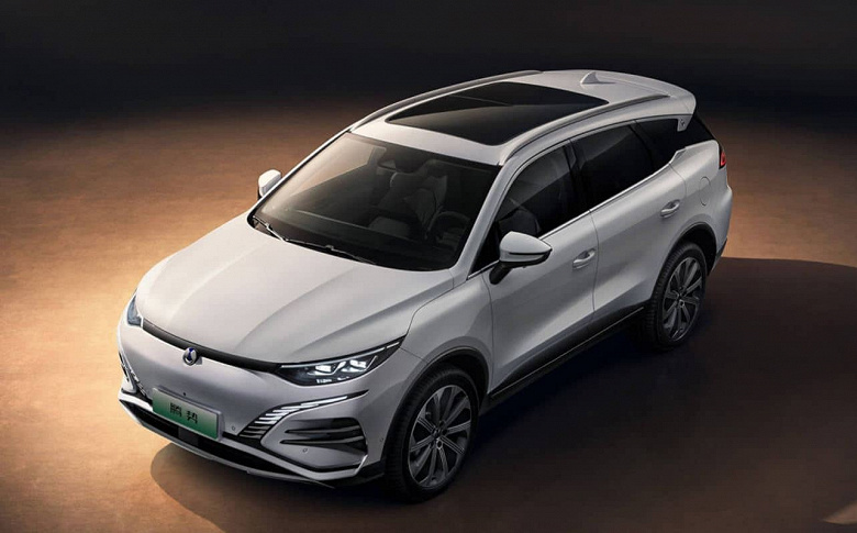 Габаритный аналог Nissan Pathfinder с полным приводом, 489 л.с. и запасом хода 1030 км. Представлен кроссовер BYD Denza N8