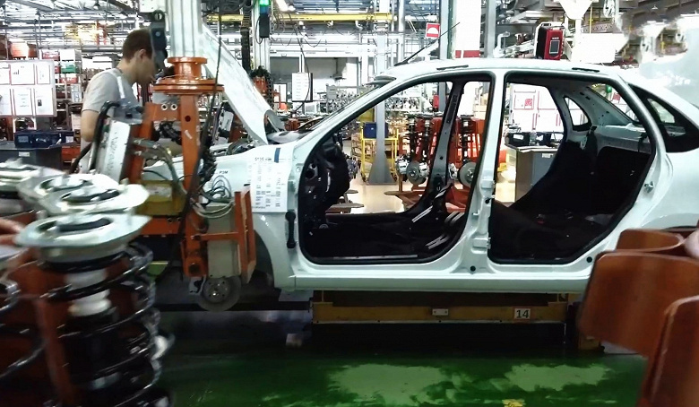«Производство Granta работает без выходных дней, многие рабочие практически живут на заводе». Многим хочется Lada Vesta, но АвтоВАЗ сделал ставку на Lada Granta