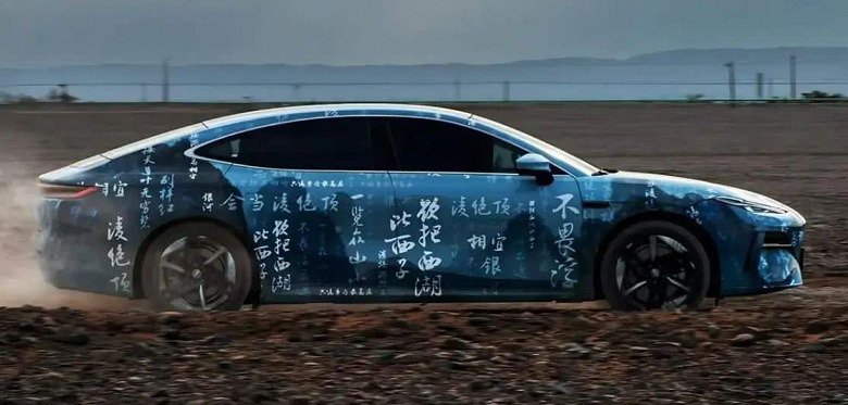 Лидар, камеры высокого разрешения, Galaxy N OS, большие экраны и стремительный профиль. Новейший седан-купе Geely Galaxy E8 впервые заметили на дороге