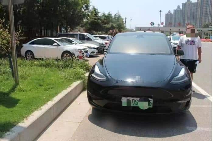 Водитель Tesla признался, что спал, когда его машина на автопилоте врезалась в другой автомобиль