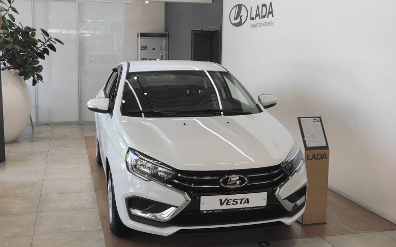 Продажи Lada Vesta идут ни шатко, ни валко: она уступила свое место в топ-3 самых популярных автомобилей России кроссоверу Omoda C5