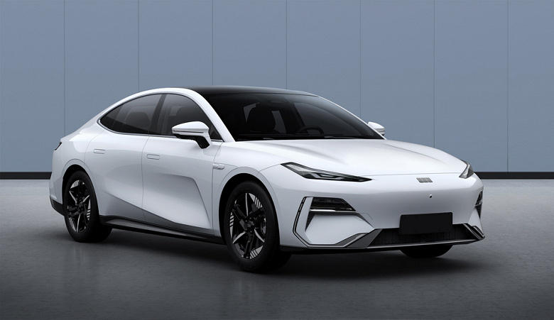 Новейший флагманский седан Geely Galaxy E8 порадовал характеристиками, но вряд ли порадует мотором