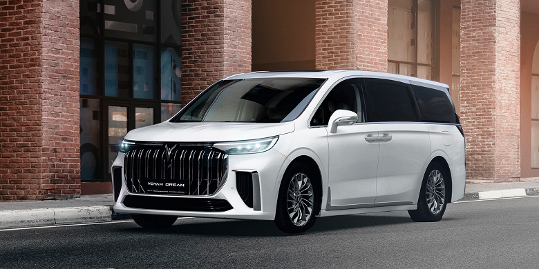 Роскошный гибридный минивэн Voyah Dream получил русифицированную медиасистему