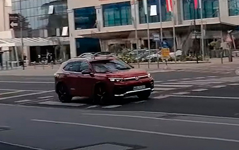 Volkswagen Tiguan 2024 впервые засняли на видео вживую и без камуфляжа. Кроссовер снимают для рекламы