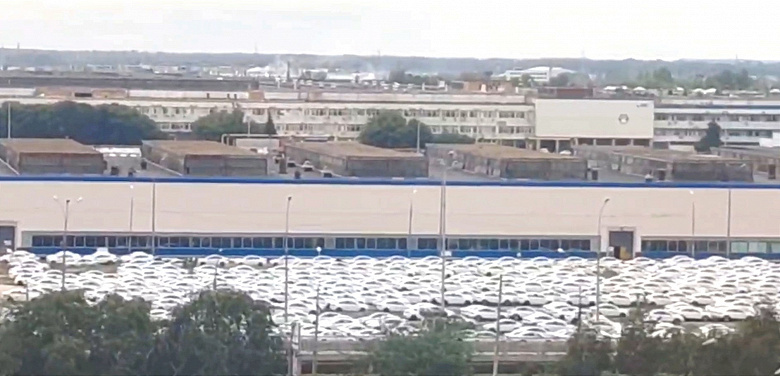 Раскрыт масштаб бедствия АвтоВАЗа. На заводе скопилось более 12 300 Lada Vesta, которые невозможно отправить дилерам