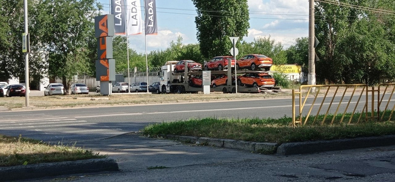 «О таких цветах теперь только мечтать можно», — у дилера в Тольятти заметили автовоз с яркими Lada Vesta NG