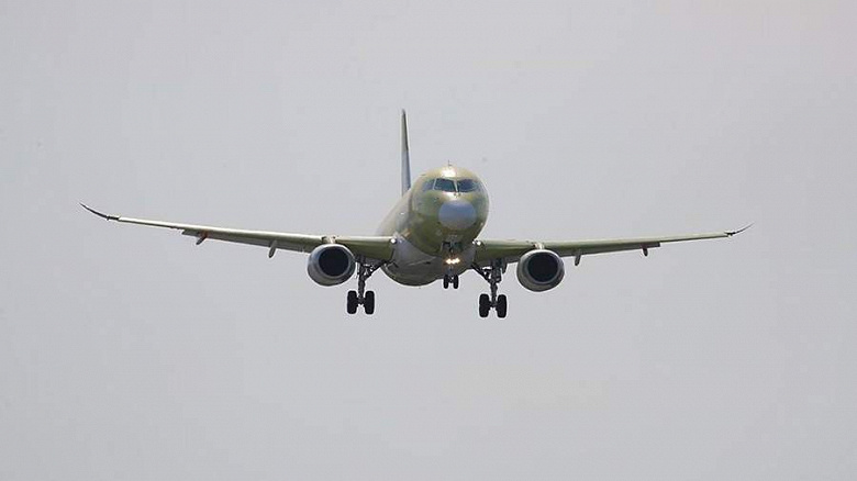 &laquo;У страны будут крылья. Массовые поставки SJ-100 стартуют уже в 2024 году&raquo;, &mdash; глава Ростеха заявил, что санкции не смогли остановить развитие российского авиастроения