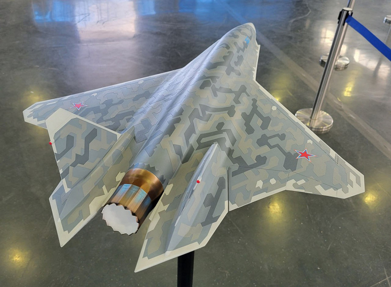 Таким будет беспилотный истребитель Су-75 Checkmate. Передовой самолёт впервые показали в виде масштабной модели