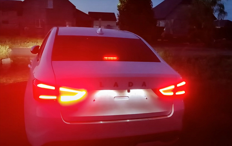 В Lada Vesta NG обнаружен новый дефект под названием «глюк стоп-сигналов» — он носит массовый характер и напрямую влияет на безопасность