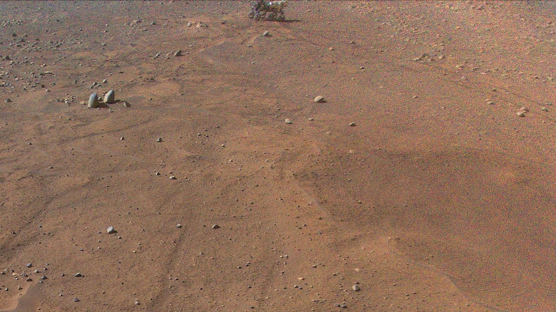 Вертолёт NASA Ingenuity и ровер Perseverance засняли друг друга во время короткого «прыжка» на Марсе: фото и видео