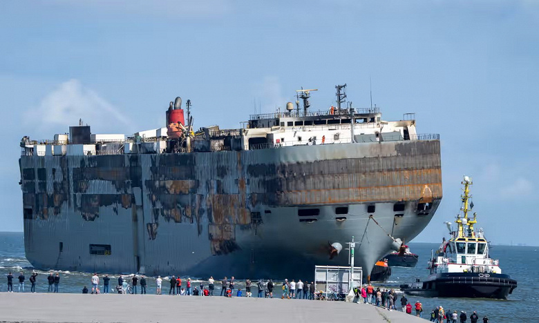 Предотвращена экологическая катастрофа: судно с тысячами машин, которое загорелось из-за электромобиля, не затонуло