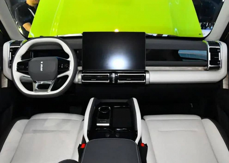 Необычный дизайн, автопилот, полный привод, солнечные панели для увеличения запаса хода, большой экран — всего за $20 000. Представлен внедорожник Chery iCar 03