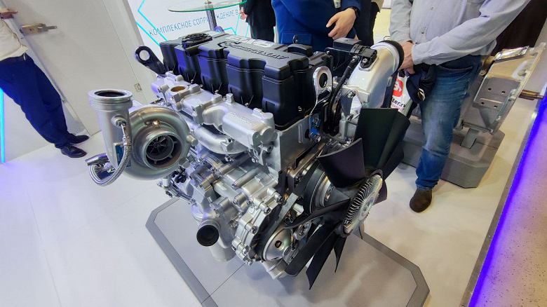 Представлен «санкционноустойчивый» дизельный мотор ЯМЗ-535. Верхнюю пластиковую крышку импортозаместить пока не получилось