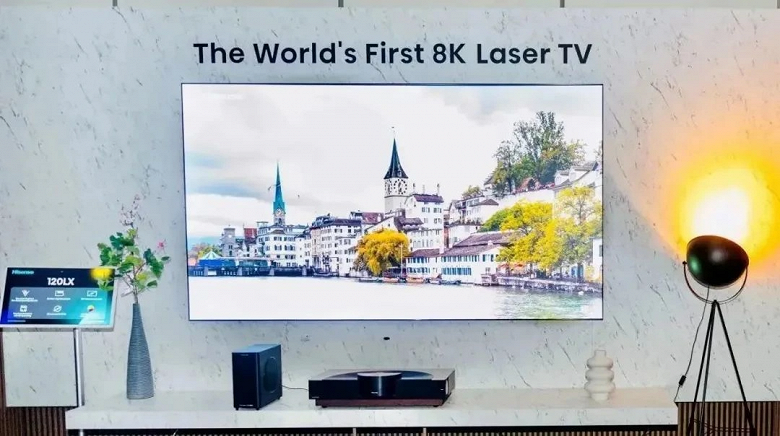 Огромный 120-дюймовый телевизор можно свернуть в трубочку и легко занести в любую квартиру. Hisense решила серьезную проблему
