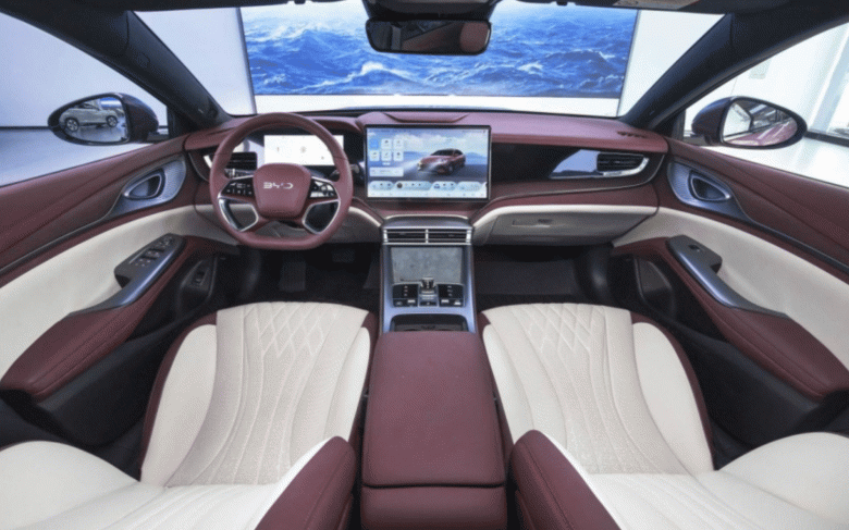 Расход 3,6 л/100 км, 200 км без бензина и огромный экран — недорого. Седан BYD Seal DM-i PHEV поступает в продажу в Китае