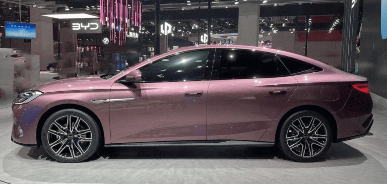 Расход 3,6 л/100 км, 200 км без бензина и огромный экран — недорого. Седан BYD Seal DM-i PHEV поступает в продажу в Китае