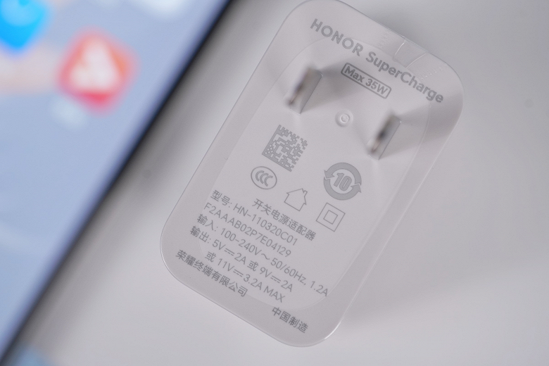Первый в мире «смартфон-клатч» за 800 долларов: появились живые фото Honor V Purse и распаковка