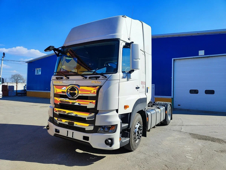 В России у КамАЗа К5 неожиданно появился японский конкурент. Магистральный тягач Hino Series 700 также составит конкуренцию различным «китайцам»