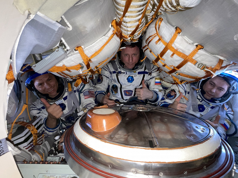 После рекордного полёта Сергей Прокопьев, Дмитрий Петелин и Франциско Рубио возвращаются на Землю: корабль «Союз МС-23» отстыковался от МКС