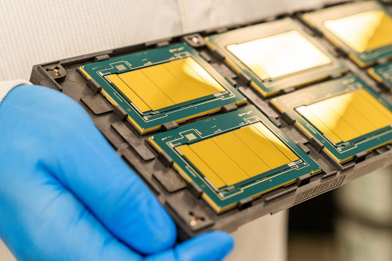 Intel показала «полосатый» процессор. CPU Granite Rapids состоит из пяти чиплетов и выглядит необычно