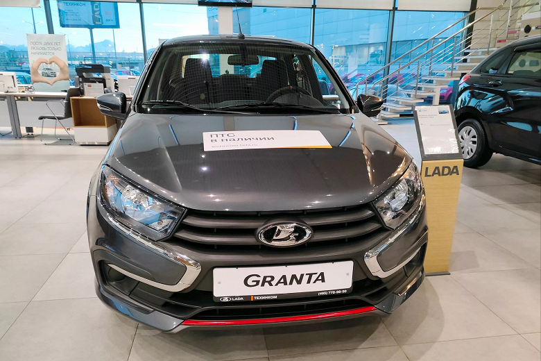 АвтоВАЗ будет удерживать цену до 700 тысяч рублей на Lada Granta только до конца года: «В дальнейшем, конечно, будем её корректировать»