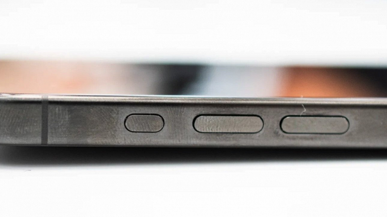 Apple признала, что отпечатки пальцев могут изменить цвет титановой рамки iPhone 15 Pro, но их можно стереть