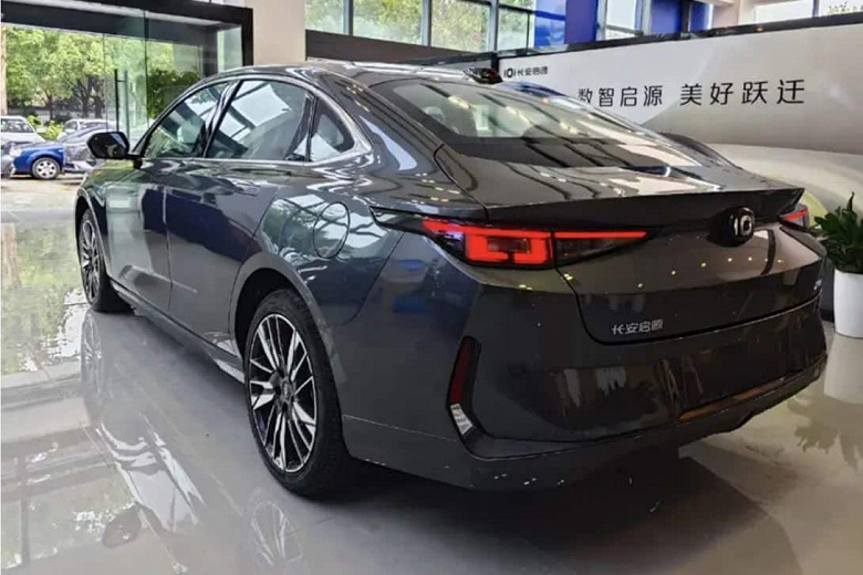 325 л.с., хищный дизайн и потенциально невысокая цена. У дилеров в Китае появился седан Chngan Qiyuan A05, в следующем году он может официально приехать в Россию