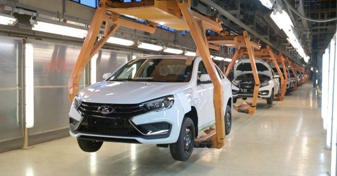 АвтоВАЗ вдвое сократит производство Lada Vesta
