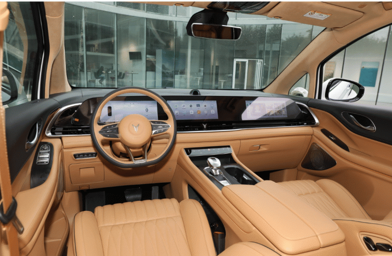 Роскошный аналог Toyota Alphard с мощностью 570 л.с., полутораметровым экраном в салоне и запасом хода 1231 км. Представлен Voyah Dreamer 2024