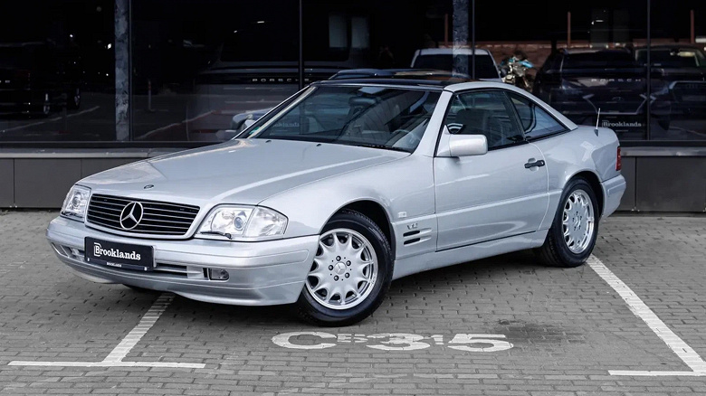 В России продают коллекционный Mercedes-Benz SL 600 из Need for Speed III: Hot Pursuit. Выпущенный в 1996 году родстер проехал всего 2600 км