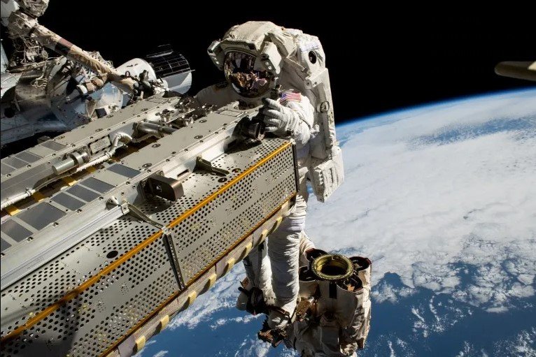 Астронавты соберут образцы с внешней поверхности МКС для научного исследования микроорганизмов