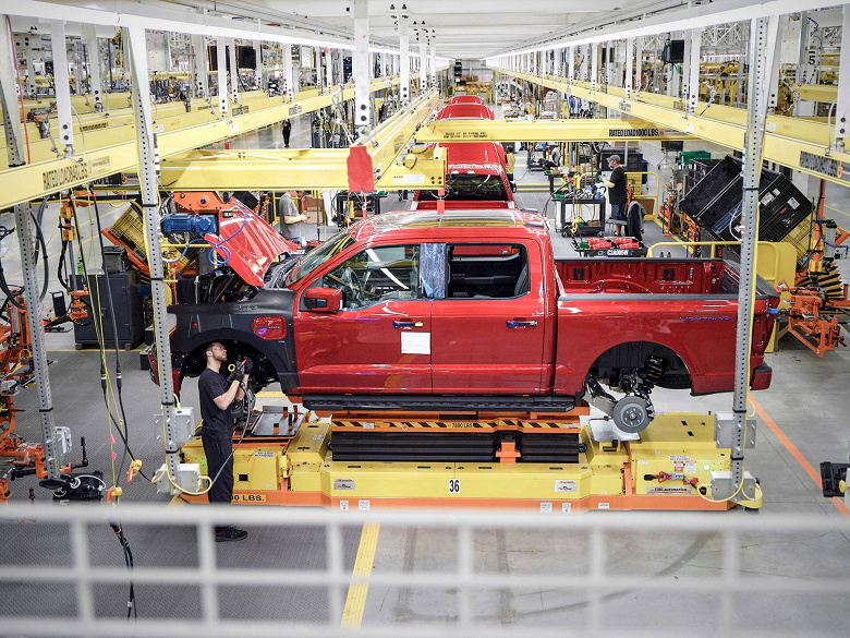 Обсуждается закрытие завода, который выпускает самый продаваемый автомобиль в США: противостояние Ford и бастующих вышло на новый уровень