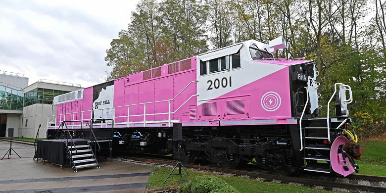 The battery has a capacity of 7 MWh, power 3.2 MW and pink color.  World's first electric locomotive, Heavy Haul, unveiled