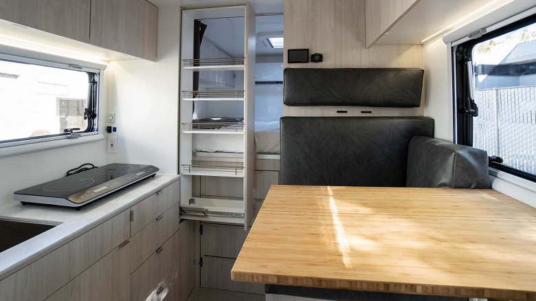 Скучный снаружи и уютный внутри. Представлен дом на колесах AEONrv