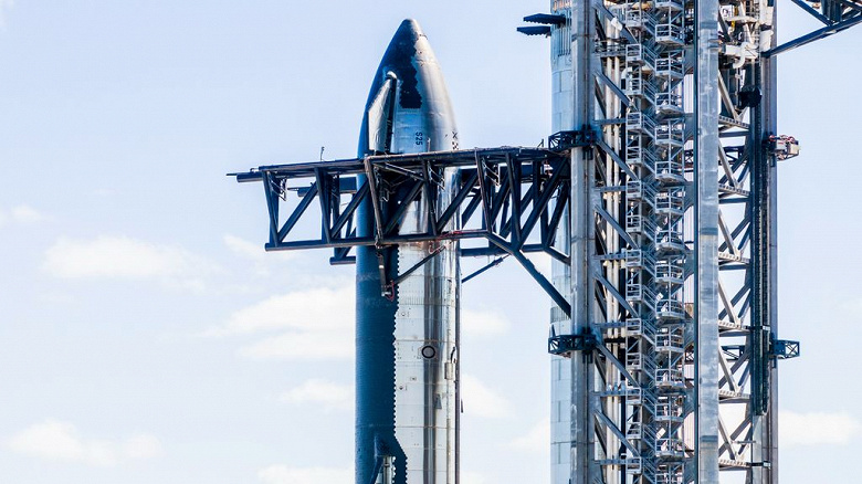 На шаг ближе к Марсу: SpaceX нацелилась на второй испытательный полёт Starship. Подготовка в разгаре. Впечатляющие фото установленного на стартовой площадке 122-метрового корабля
