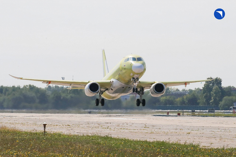 Superjet-100 испытывают при помощи компьютеризированных гидравлических силонагружателей, до конца года самолет преодолеет 24 тысячи полетных циклов