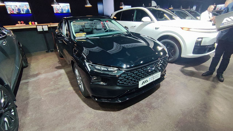 В продаже в Москве появился новый Ford Mondeo из Китая. За нерусифицированный 5-метровый седан c 8-ступенчатым «автоматом» просят 4,7 млн рублей