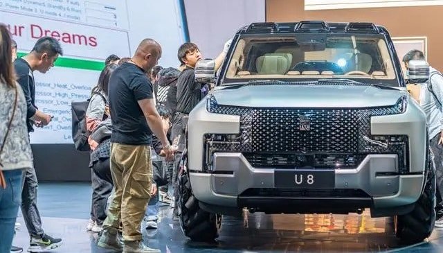 1196 л.с., уникальная подвеска, запас ход 1000 км, танковый разворот и режим плавания. Более 4000 человек уже заказали премиальный BYD YangWang U8