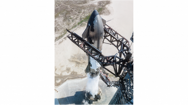 Ко второму испытательному полёту готова: SpaceX заправила огромную 122-метровую ракету Starship. Впечатляющие фото покрытого инеем корабля