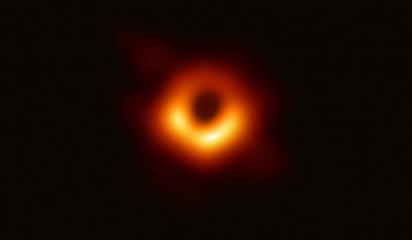 Новое исследование подтверждает вращение чёрной дыры M87